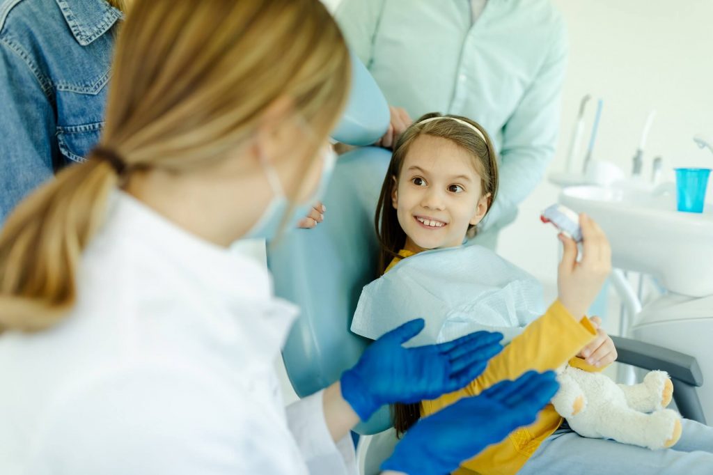 Cómo puedes prevenir los dientes amarillos en los niños